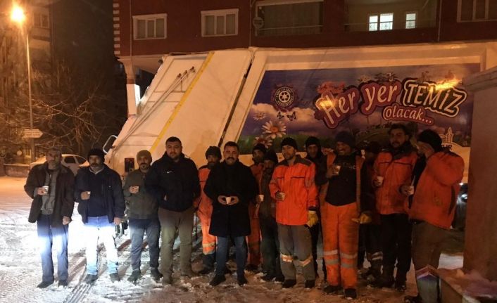 Soğuk havaya aldırmadan sokakları temizlerken türkü söyledi