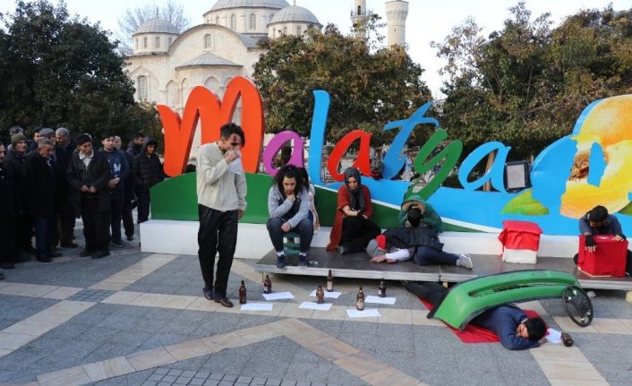 Sokak tiyatrosuyla uyuşturucunun zararına dikkat çektiler