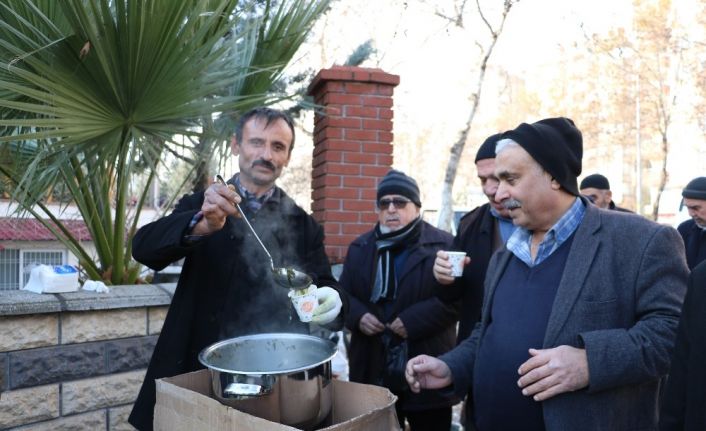 Sokakta bardak bardak tirşik çorbası içiyorlar