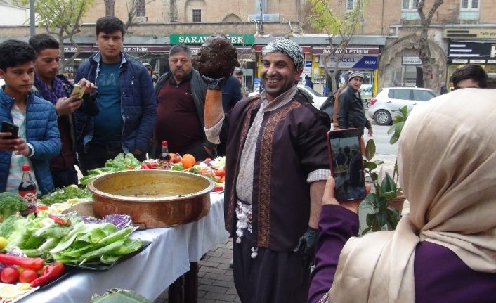 Sokakta çiğ köfte şöleni