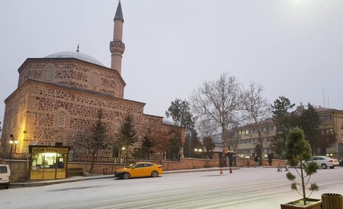 Sungurlu güne karla uyandı