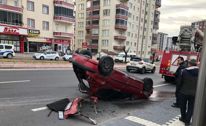 Takla atan otomobilin sürücüsü hafif yaralı olarak kurtuldu