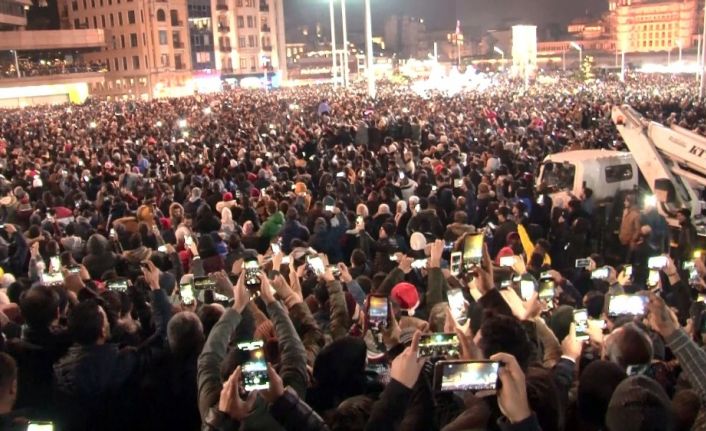 Taksim’de binlerce vatandaş yeni yılı coşkuyla karşıladı