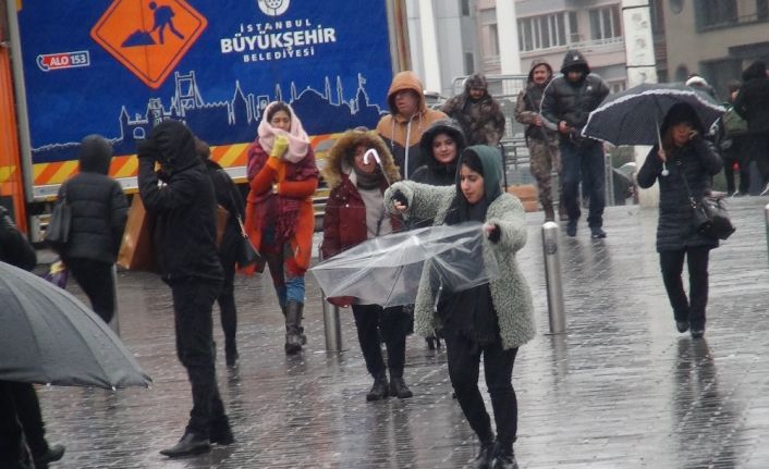 Taksim’de yağmur ve rüzgar vatandaşlara zor anlar yaşattı