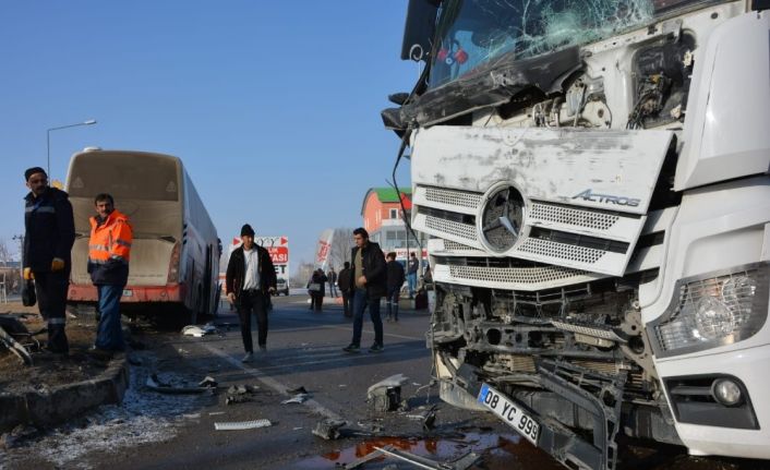 Tanker ile yolcu otobüsü çarpıştı, şans eseri yaralanan olmadı