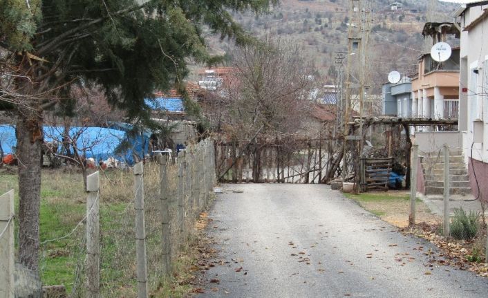 “Tapusu bende” diyerek yolu ulaşıma kapattı