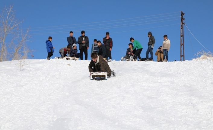 Tatili fırsat bilen çocukların kızak keyfi