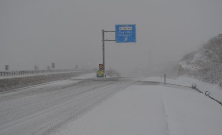 Tekirdağ - Çanakkale yolu karla kaplandı