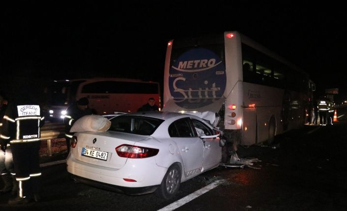 TEM’de trafik kazası: 2’si ağır 3 yaralı