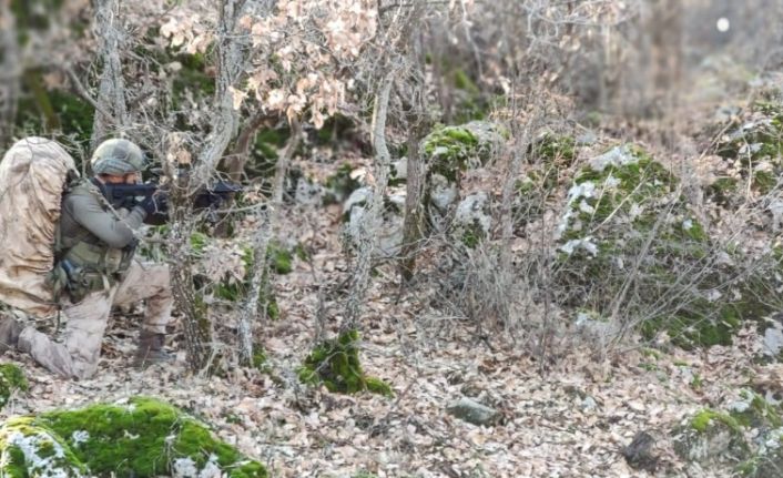 Teröristlere ait sığınak, barınak ve mevziler yerle bir edildi