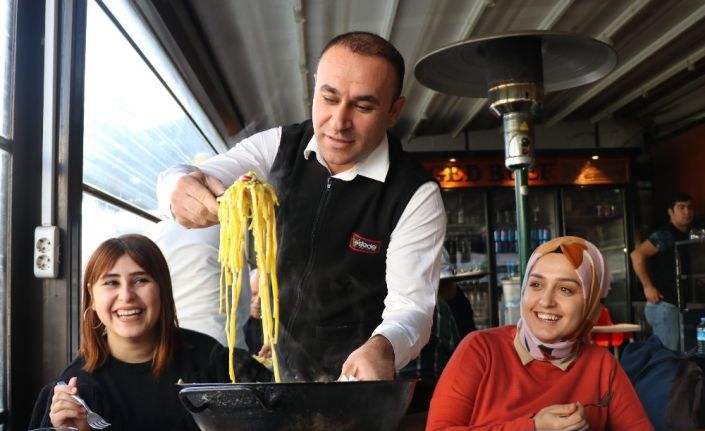 Tescilli Adana kebabının yanına tescilli makarna