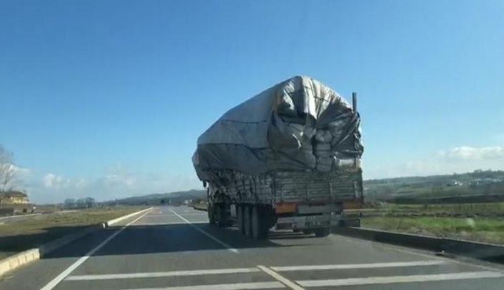 Tır sürücüsü, devrilmek üzere olan yüküne aldırmadan yolculuğuna devam etti