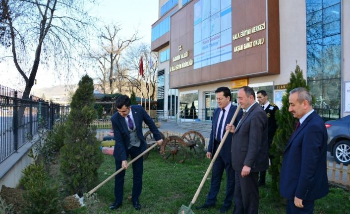 "Toprak Dede"yi fidan dikerek andılar