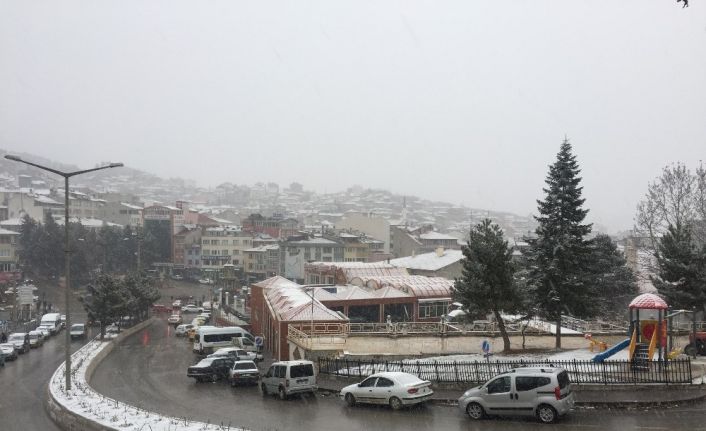 Tosya’da yoğun kar yağışı başladı