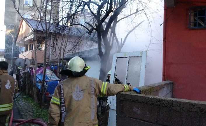 Tuzla’da gecekondu yangını: 1 yaralı