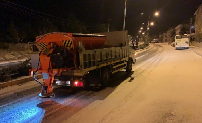 Ürgüp’te belediye ekipleri kar ve buzlanmaya karşı çalıştı