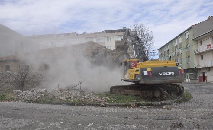 Uyuşturucu için mesken tutulan metruk yapılar yıkılıyor