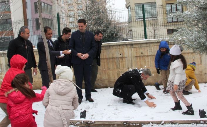 Vali, karne alan öğrencilerle kartopu oynadı