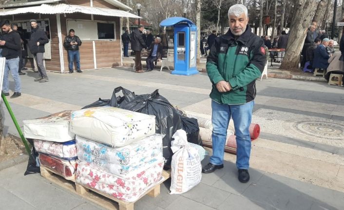 Vatandaşlar depremzedeler için yardımlarda bulunuyor