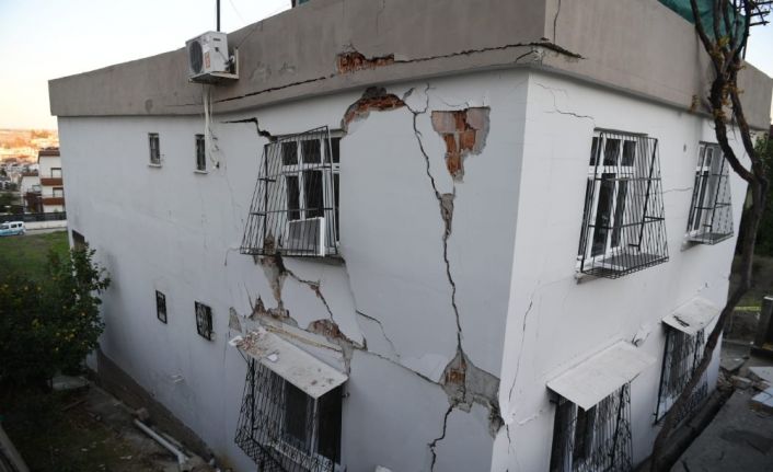 Yağmurda zarar görerek yarıklar oluşan ev yıkıldı