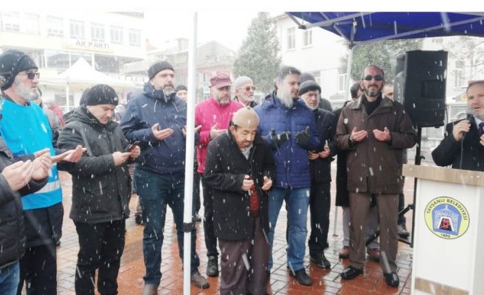 Yardım konvoyu dualar eşliğinde Suriye’ye hareket etti