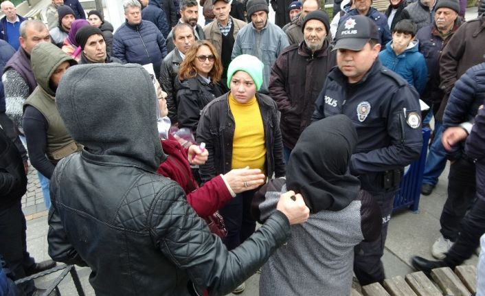 Yaşlı annesinin cüzdanını çaldığını öne sürdüğü kadını böyle yakaladı