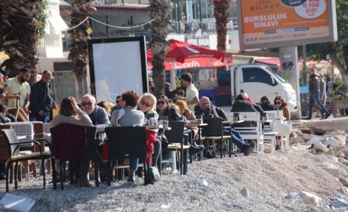 Yeni yılın ilk gününde sahillere akın ettiler