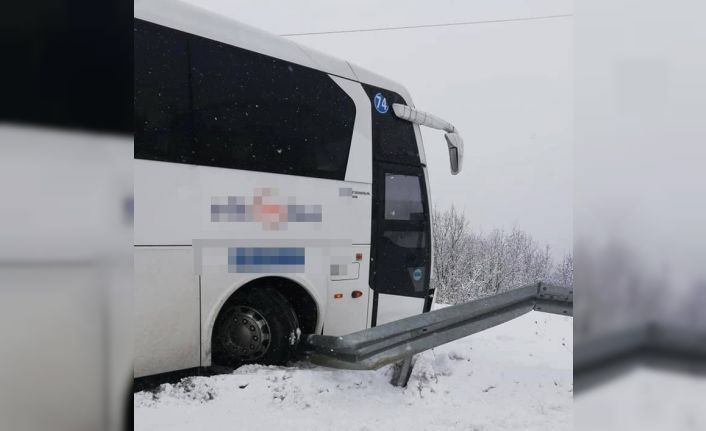 Yolcu otobüsünün şarampole yuvarlanmasını bariyerler engelledi