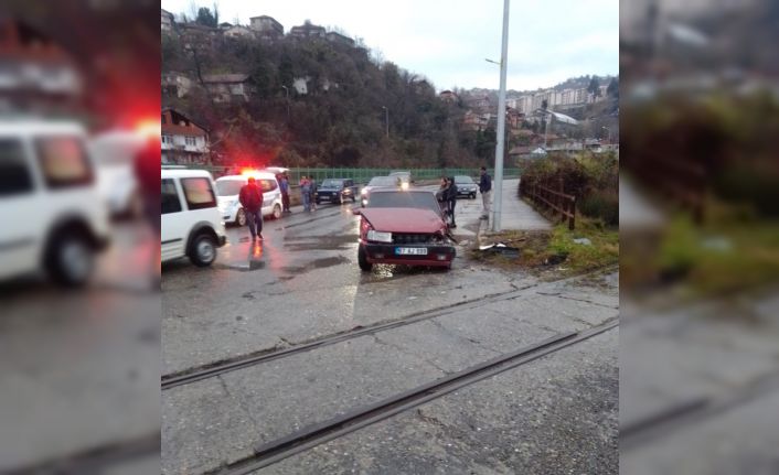 Yük treni çarptı, sürücünün burnu bile kanamadı