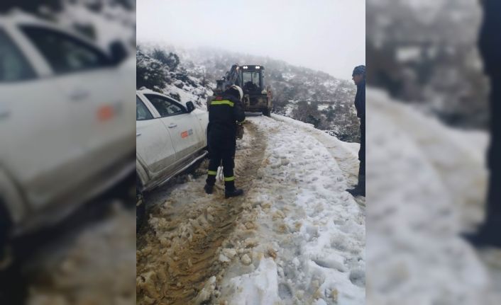 Yunusemre’den 2 mahallede kar temizleme çalışması