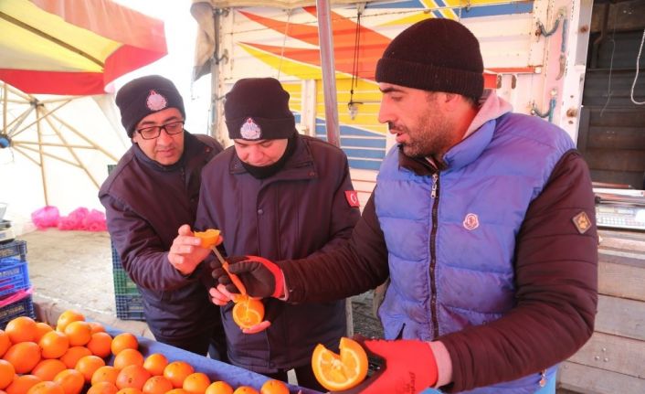 Zabıta ekiplerinden donmuş sebze meyve kontrolü