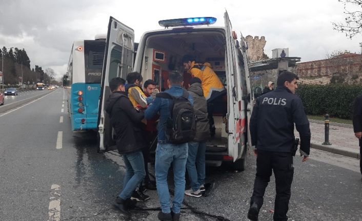 Zeytinburnu’nda durakta otobüs bir başka otobüse çarptı: 15 yaralı