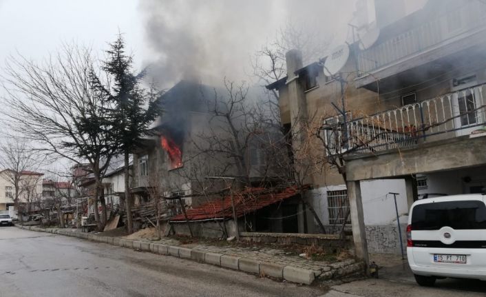 Ailesi hastanedeyken çıkan yangında kendini dışarı atıp yardım istedi