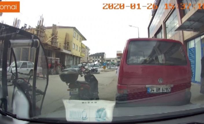 Aniden açılan araç kapısı motosikletli gencin canına mal oluyordu