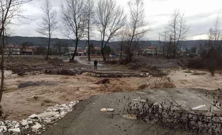 Aşırı yağışlar köprüleri yıktı, köye ulaşım kapandı