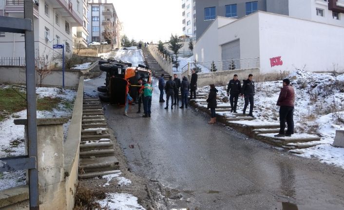 Başkent’te tuzlama aracı devrildi: 1 yaralı