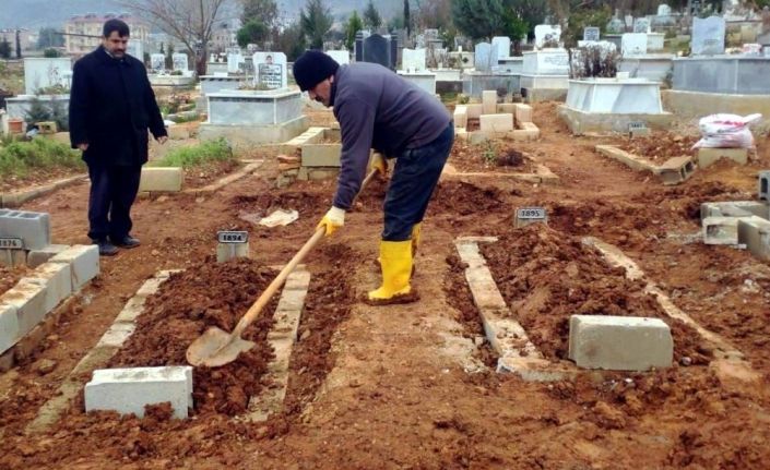 Birlikte ölen çift yan yana defnedildi