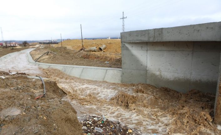 Bolu’da dere taştı, ev ve iş yerlerini su bastı