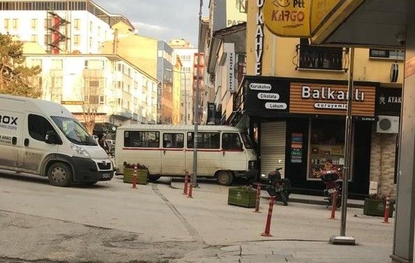 Freni boşalan minibüs, bir dükkanın duvarına çarparak durabildi