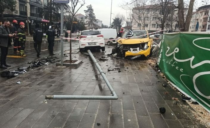 İki otomobil kavşakta çarpıştı: 3 yaralı