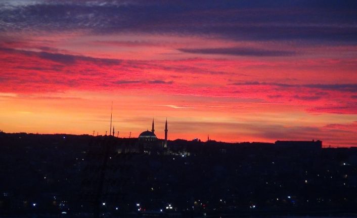 İstanbul’da gün batımı kartpostallık görüntü oluşturdu