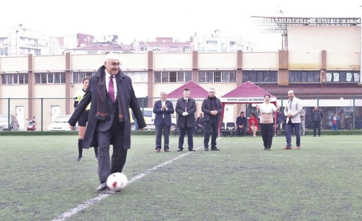 Kadınların maçında başlama vuruşunu Vali Köşger yaptı