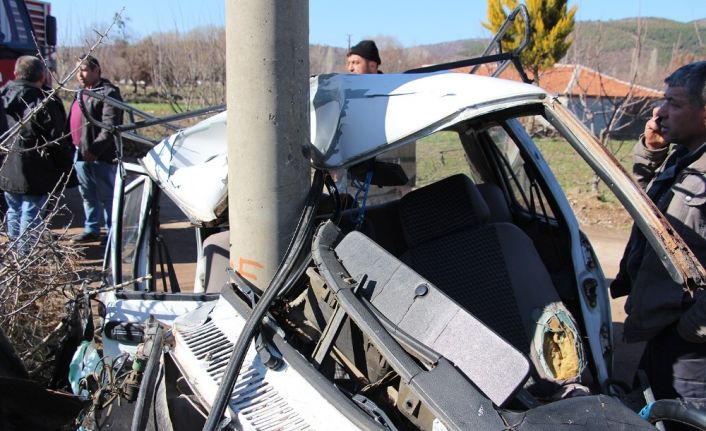 Kontrolden çıkan otomobil elektrik direğine çarptı: 1 ağır yaralı