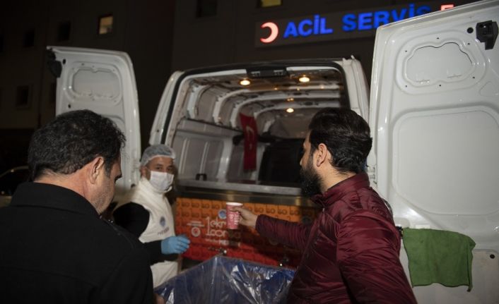 Mersin’de acil servis önlerinde ’çorba-ekmek’ hizmeti