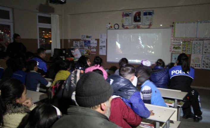 Polislerden depremzede çocuklara özel sinema etkinliği