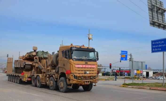 Sınıra tank ve zırhlı araç sevkiyatı sürüyor