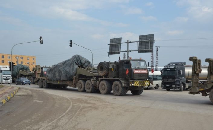 Suriye sınırına askeri sevkiyatlar sürüyor