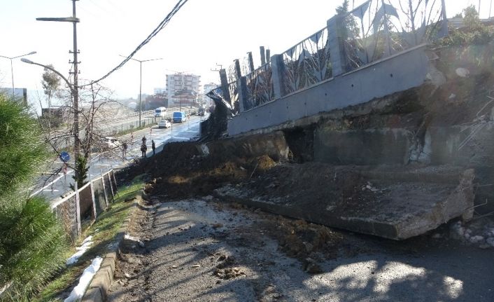 Trabzon’da karayolunun duvarı çöktü