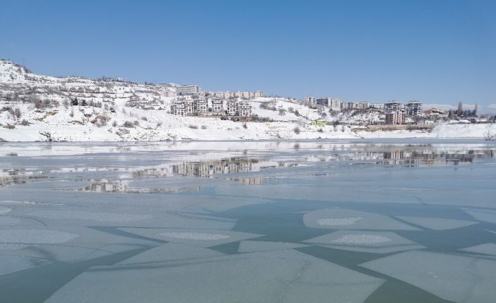 Tunceli’de baraj gölünün bir bölümü buz tuttu