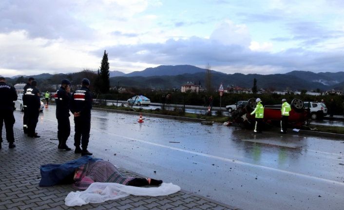 Yağışta kontrolden çıkan otomobil takla attı: 1 ölü, 1 yaralı